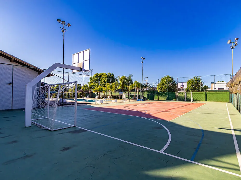 Quadra poliesportiva — futsal, vôlei e basquete
